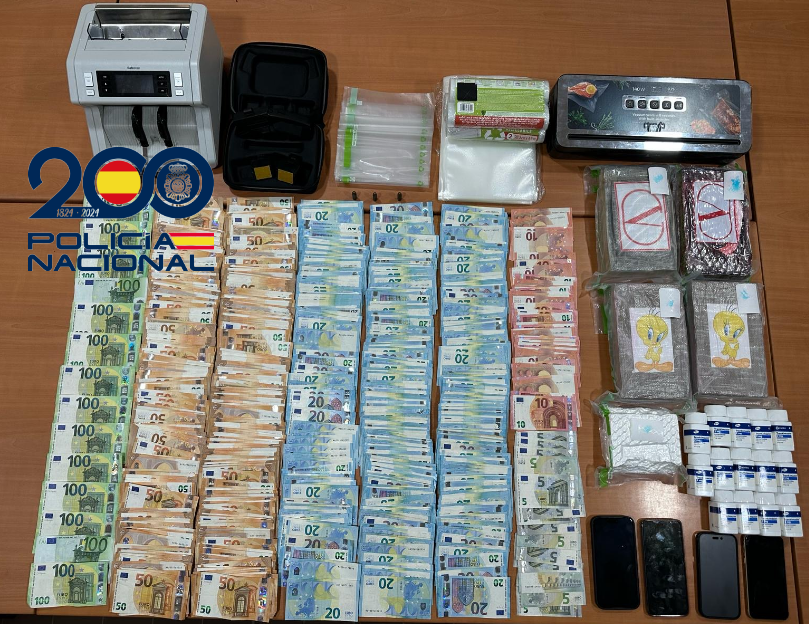 Golpe al narcotráfico en #Melilla: la Policía Nacional incauta un alijo histórico de 13 kilos de cocaína. Dos detenidos en la operación "Normandía", que desmantela una red criminal dedicada a la distribución de drogas en la ciudad
elfarodemelilla.es/golpe-al-narco…