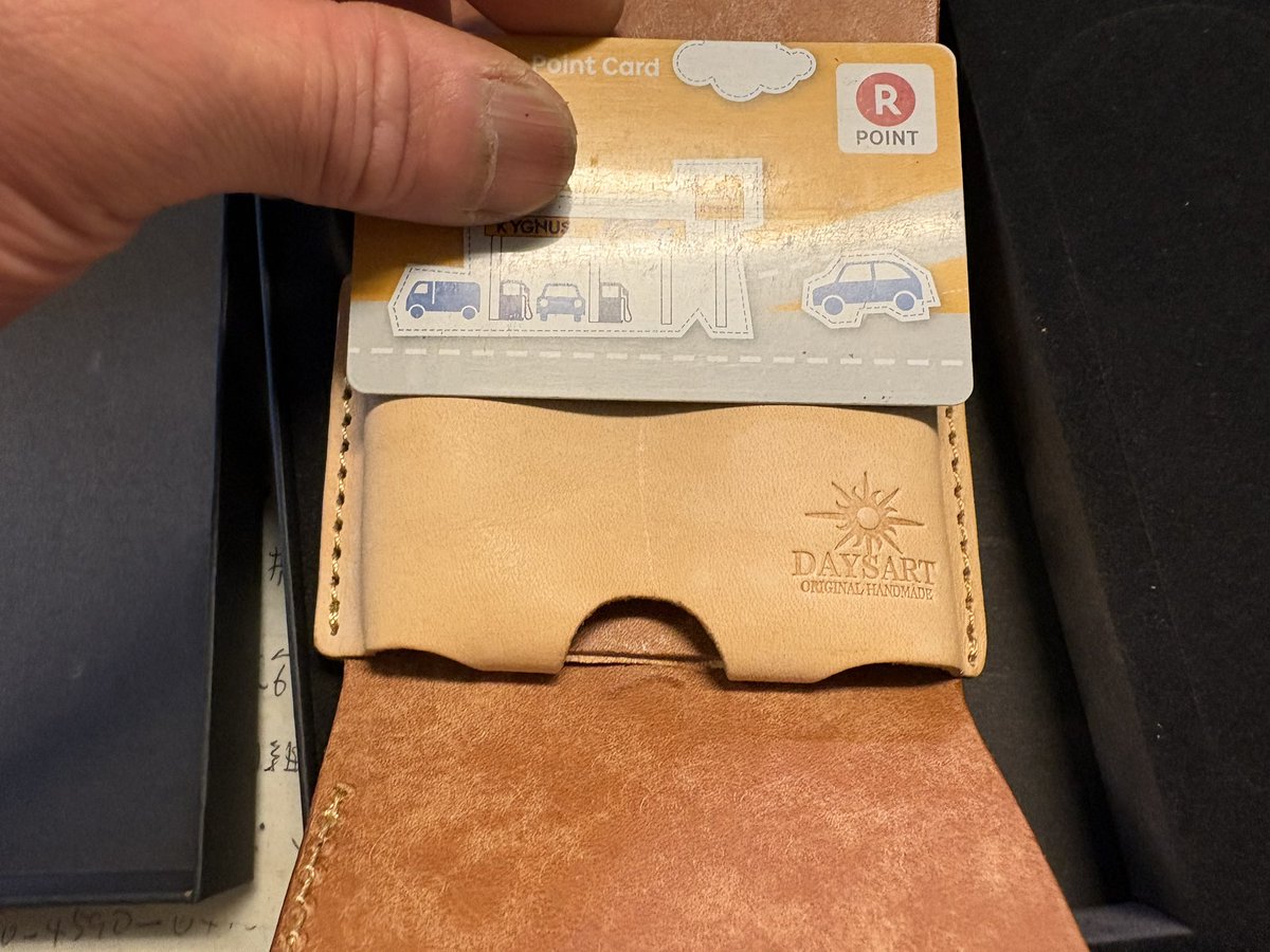 unit_yunitto's tweet image. 聞いてよ🔈

小さい本革財布欲しくてその辺で気にいるの無くてネットで買ったけどさ、カード内側8枚入る筈なのに1枚も入らないって何？😇

外側2枚入る記載なのに1枚でも取り出せないくらいキツいんだけど😇

どう見ても寸法駄目でしょこれって商品で、問い合わせたらさ、

↓続

#daysart
#三つ折り