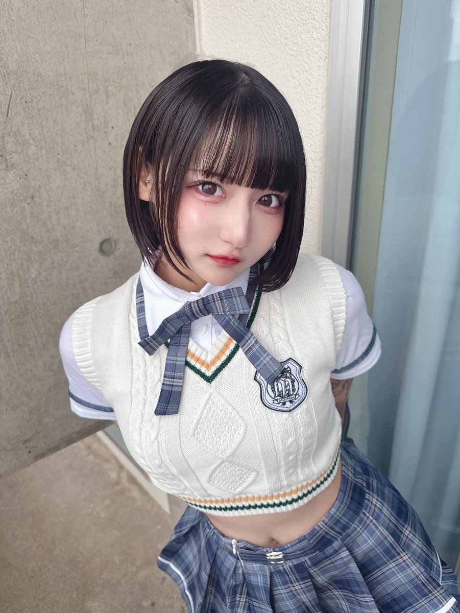 黒髪ボブのミニミニ制服もあり…？♡