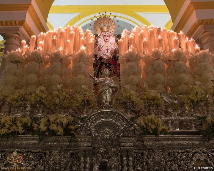 Todo el año es un Martes,
Que parece que nunca llega,
Pero en Ti, 
la Fe es hermosa y ciega,
Y Tu rostro es mi baluarte.
Y al perfil que se dibuja,
Se aferrarán mis anhelos,
y repicarán campanas,
Y nunca será mañana
En Tu camino hacia el cielo....