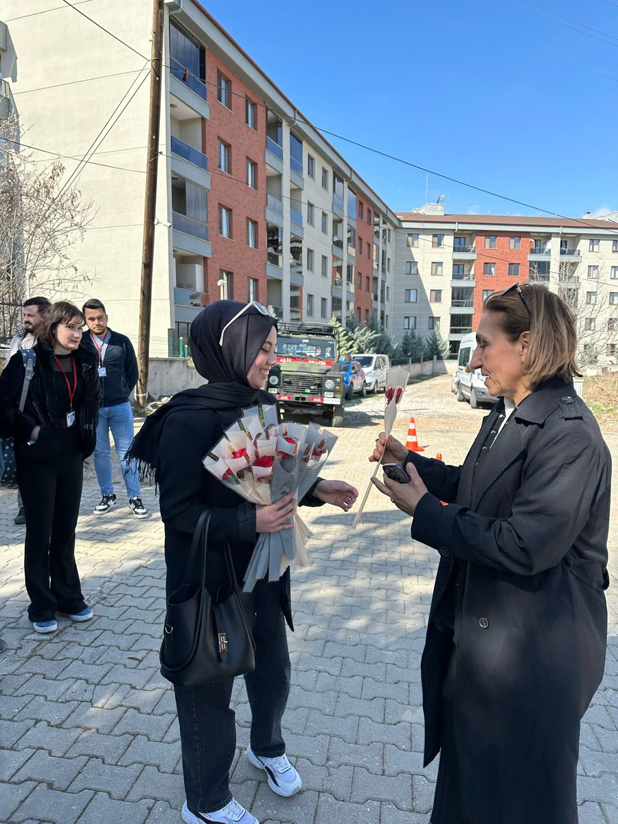 Toplumsal_D's tweet photo. “18 Mart Çanakkale Zaferi Kutlama Programı” kapsamında bize öncülük eden Sevgili @thavzalimuzeyen hocamıza,KKÜ Fatma Şenses SBMYO öğrencilerine ve sponsorumuz olan Necati Çifçi’ye teşekkür ediyoruz.
#canakkalezaferi 
@TC_icisleri ,@TC_kkalevalilik @kirikkaleunv ,@kirikkalebld71 https://t.co/fuOzDIIVCY