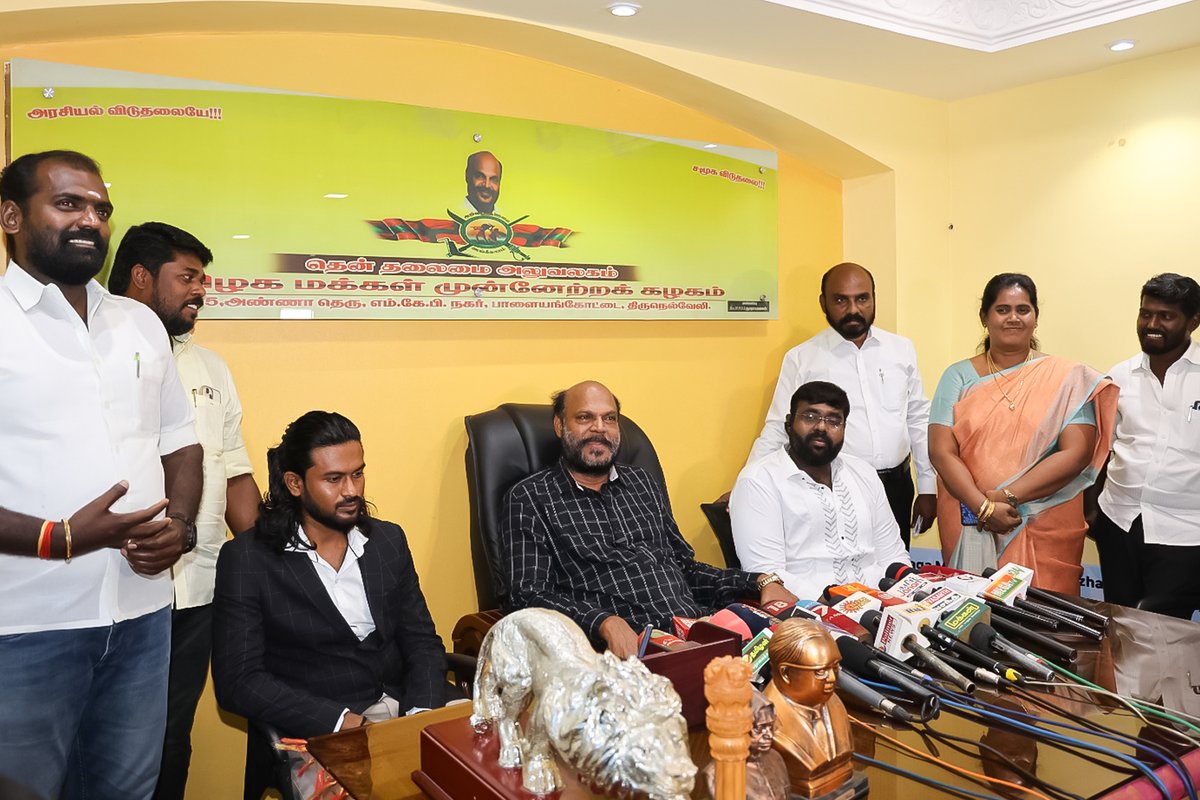 JohnPandianTMMK's tweet photo. ஐரோப்பா கண்டத்தில் சுமார் 5,595 அடி மிக உயரமான மலையின் மீது  ஏறிய முதல் தமிழக வீரர் என்ற சாதனை படைத்த கழுகுமலை பகுதியைச் சேர்ந்த விவசாயி திரு.நல்லசாமி அவர்களின் மகன் திரு.வெங்கடேச சுப்பிரமணியன் அவர்களுக்கு எனது வாழ்த்துக்களை தெரிவித்துக் கொண்டு,

தன் உயிரை துச்சமாக மதித்து சாதனை படைத்த திரு.வெங்கடேச சுப்பிரமணியன் என்ற வீரருக்கு "தமிழக அரசு" ஊக்கத்தொகை வழங்கிட வேண்டும் என கேட்டுக் கொள்கிறேன். மேலும் இதன் ஒரு பகுதியாக தமிழக மக்கள் முன்னேற்றக் கழகம் சார்பில் சாதனை தமிழனுக்கு 1 லட்சம் ரூபாய் ஊக்கத்தொகை வழங்கினேன்.

மேலும்,நமது நாட்டிற்குப் பெருமை சேர்த்த திரு.வெங்கடேச சுப்பிரமணியன் அவர்களின் எதிர்கால பயணங்களும் சிறப்பாக அமைய வாழ்த்துகிறேன்.