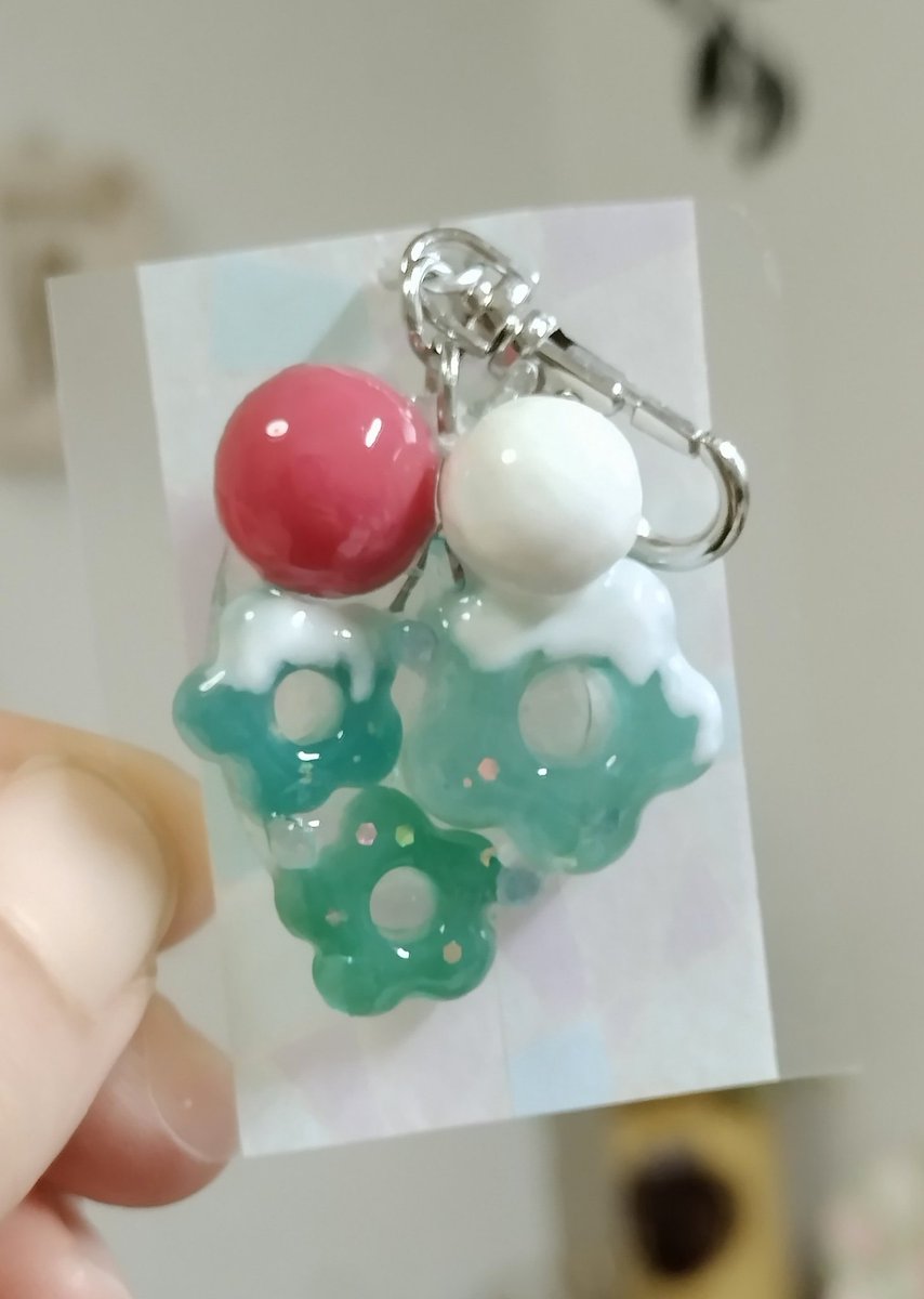 MhiBybs's tweet photo. クリームソーダのイメージで作りました!
#レジン #ハンドメイド好きさんと繋がりたい https://t.co/Cg3fb0WKF4