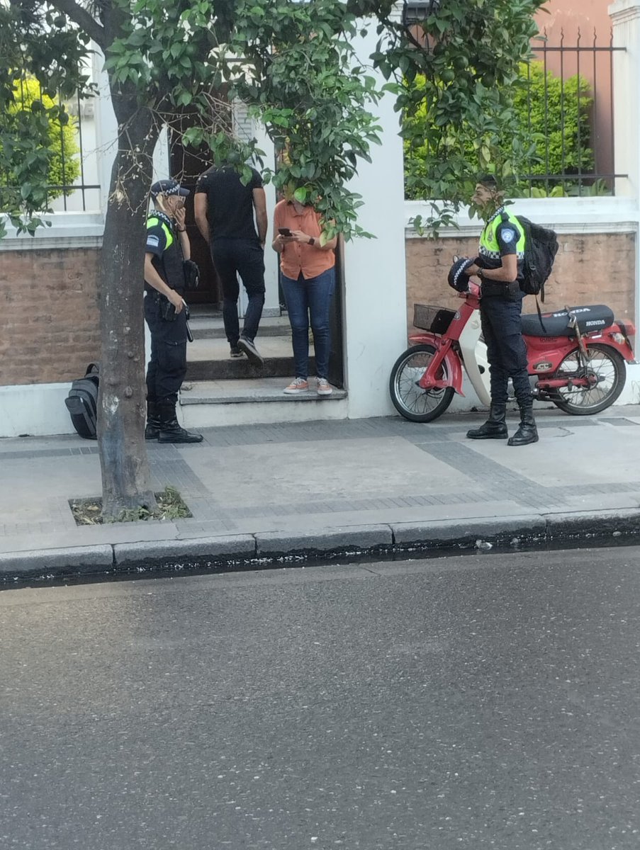 A minutos de iniciar nuestra Asamblea General, dos policías provinciales se apostaron en nuestra sede con la orden de hacerlo 'por posibles disturbios'. Jamás en una asamblea, una instancia democrática de deliberación, se han registrado disturbios. Es una provocación p/ intimidar