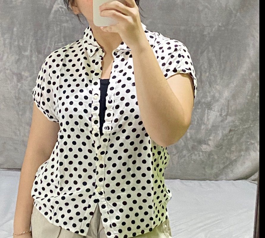 frsconsignment's tweet photo. KEMEJA POLKADOT

🌷
39k
very comfy material, feels like wearing nothing 😅 
fit to M
model size:
bb 55
tb 155
🌷 https://t.co/eLP8XJFzqx