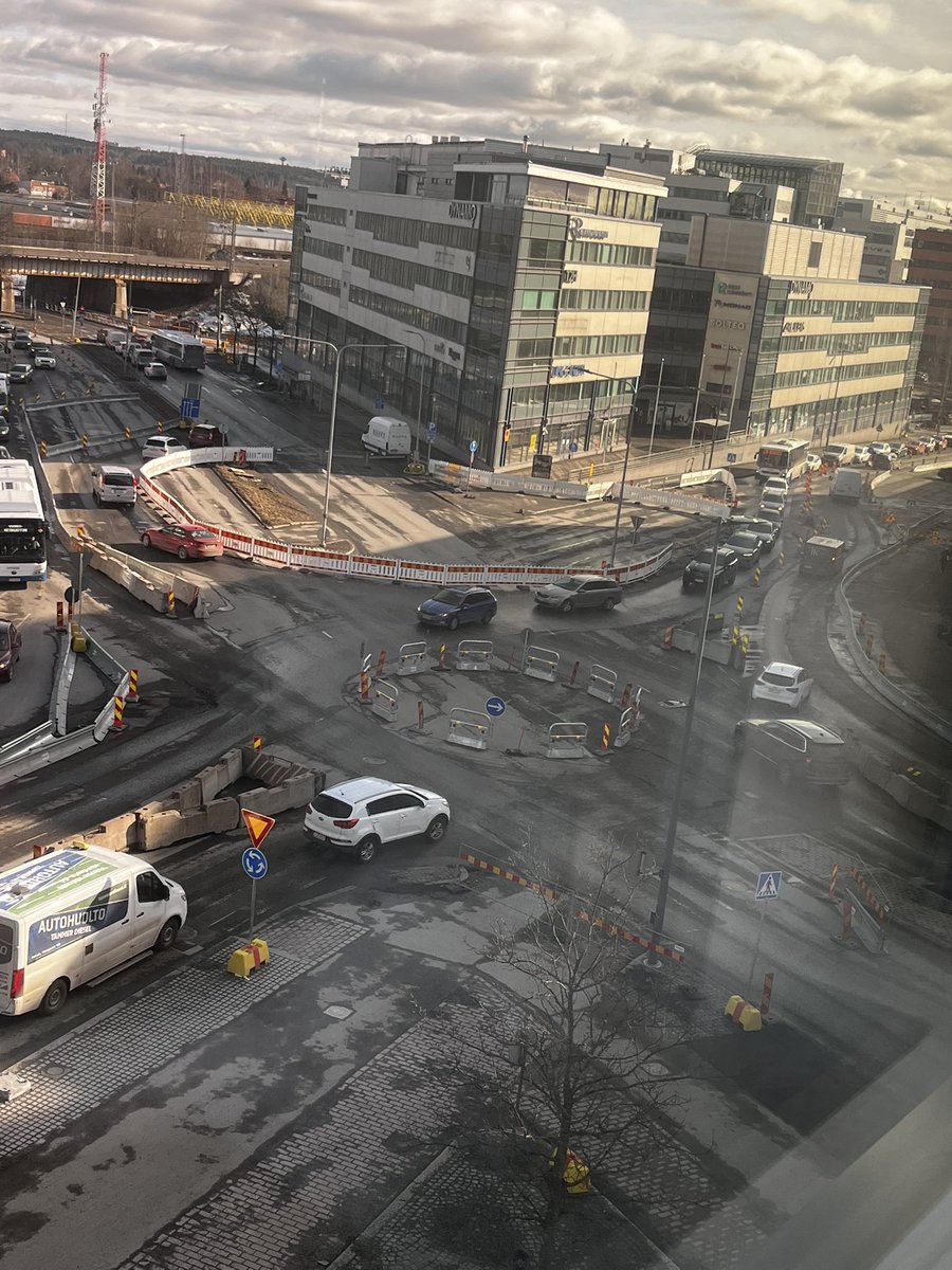Yhden päivän tarkkailuiden perusteella liikenne soljuu ihan kivasti. Hatanpäältä tullessa pieniä jonoja ja busseilla aika tiukat mutkat. Muuten ok. 
#Tampere #ratikka