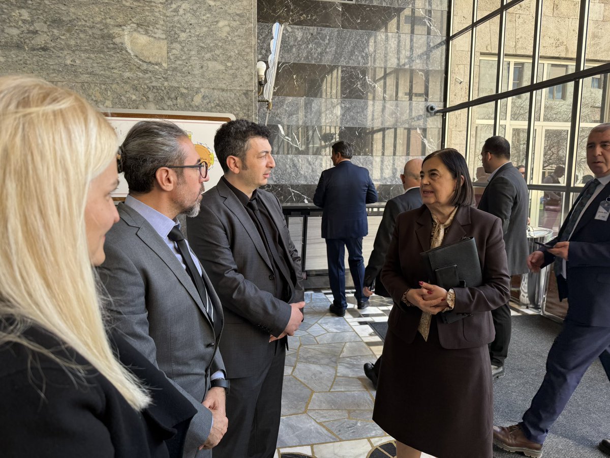 Grup Toplantımızın ardından Eskişehir’den gelen sevgili öğrencilerimiz ve Kamu Mühendisleri ile görüştük. Geçtiğimiz hafta TBMM Genel Kurulu’na indirdiğim kanun teklifi için teşekkür eden kamu mühendislerimizin tüm mağduriyetleri giderilene kadar konuyu gündeme getirmeye devam
