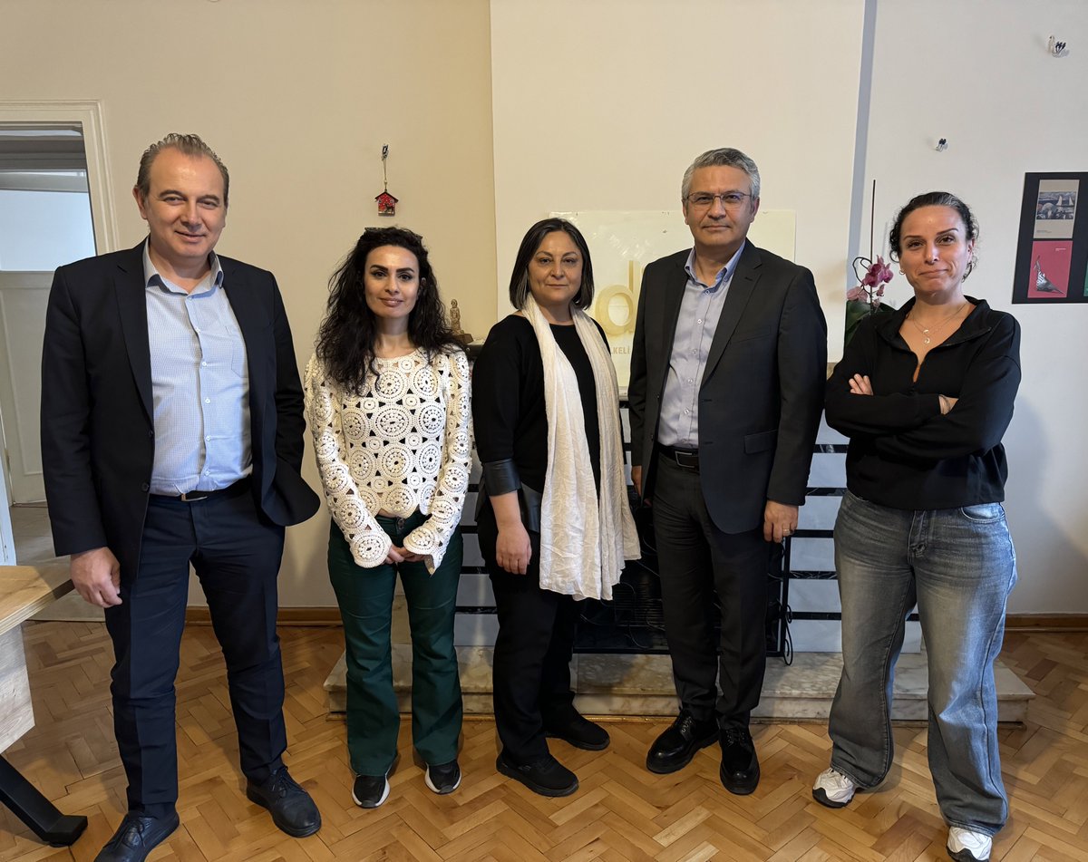 Ağustos 2016’da yayın hayatına başlayan Gazete Duvar, başkanlık sistemi baskısının ağırlaştığı bir zaman diliminde nefes aldığımız bir alandı.

“Duvar yazdıysa, doğrudur” dedirten o güveni nasıl kurduğunu düşünüyorum. Bu yalnızca iyi gazetecilikle açıklanamaz. Cesaretle, vicdanla