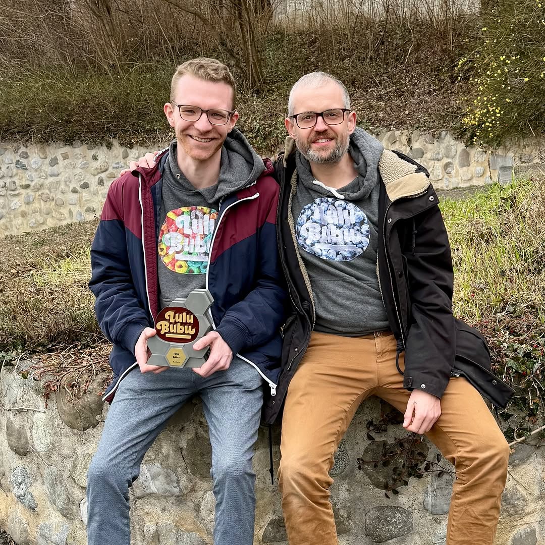 lulububu_gmbh's tweet photo. 7 Jahre Lulububu mit Felix! 🎉 Wahnsinn, wie die Zeit vergeht – schön, dass du dabei bist. Wir gratulieren dir ganz herzlich zum Jubiläum! ���
#workation #teambuilding #macbook #apple #worktogether #sun #jubiläum #award #sonne #lulububuaward #team #remote #remoteoffice https://t.co/0sVMi86oIA