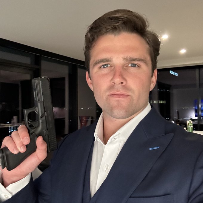 Jackson Hinkle, do Partido Comunista dos EUA, publicou foto com arma na mão. Esse, sim, é comunista. Desarmamento da população é proposta da burguesia para deixar o povo indefeso.