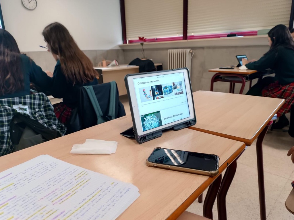 Celebramos dos talleres de nuestra Escuela de Emprendedores en el <a href="/PinoalbarEdu/">Colegio Pinoalbar</a>: 

🧩Actitudes Emprendedoras utilizando la metodología Lego® Serious Play® en 4ºESO

ℹ️🅰️‘Inteligencia artificial: tu varita mágica digital para la creatividad’ en 1º Bach.

 Iniciativa del #PlanTCUE