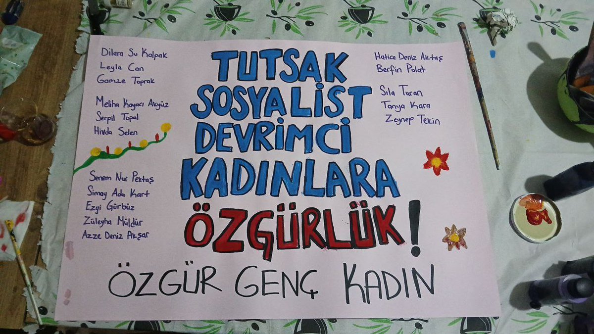 Kadın özgürlük mücadelesini sıralardan sokaklara her yerde büyüttüğümüz için yoldaşlarımız tutuklandı, 8 Mart Dünya Emekçi Kadınlar Günü'nde ise sürgün edildiler.

Sürgün sevklere karşı  #SesVerSürgünVar