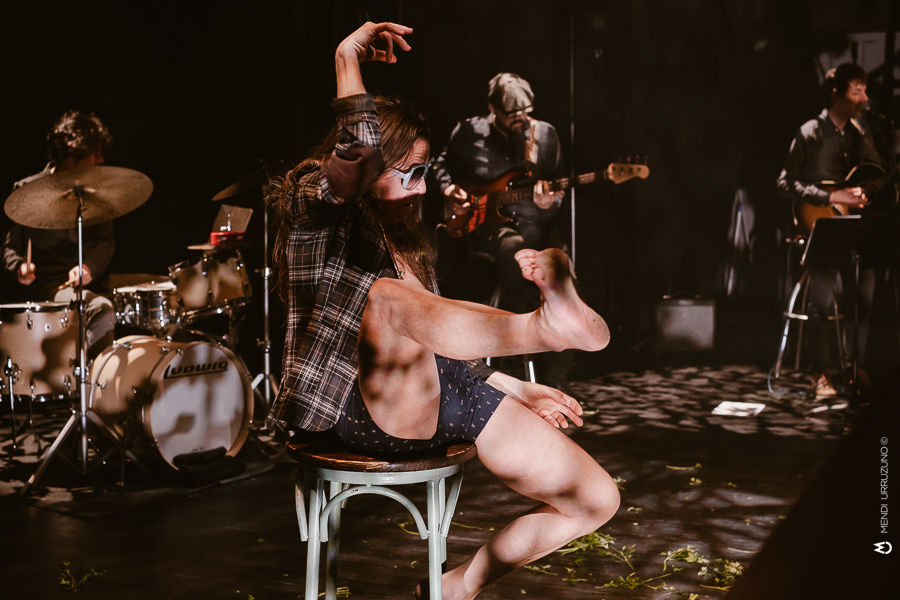 Asteazkenean Bilbon izango gara Metrokoadrokako lagunekin batera. 'Aztia' eskainiko dugu Kafe Antzokian, Loraldia jaialdiaren baitan. 19:30ean hasiko da emanaldia. Erdu geugaz!