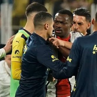 Samsunspor maçında rakibinin boğazına saldıran Mert Müldür ve İrfan Can Kahveci, PFDK'ya sevk edilmedi.