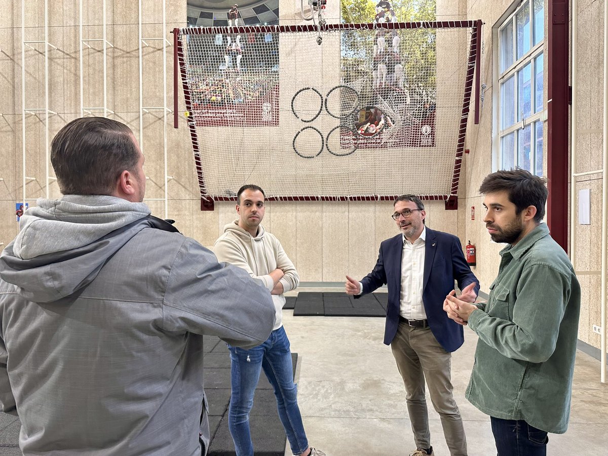 josep_rius's tweet photo. La @jovedebarcelona és una referència del teixit cultural i casteller de la ciutat i un exemple de diversitat i integració. Enguany celebren el 15è aniversari. Avui hem visitat el local on “entrenen” (així els agrada dir-ho a ells) per copsar necessitats i posar-nos a disposició. https://t.co/yn9zG6WnYe