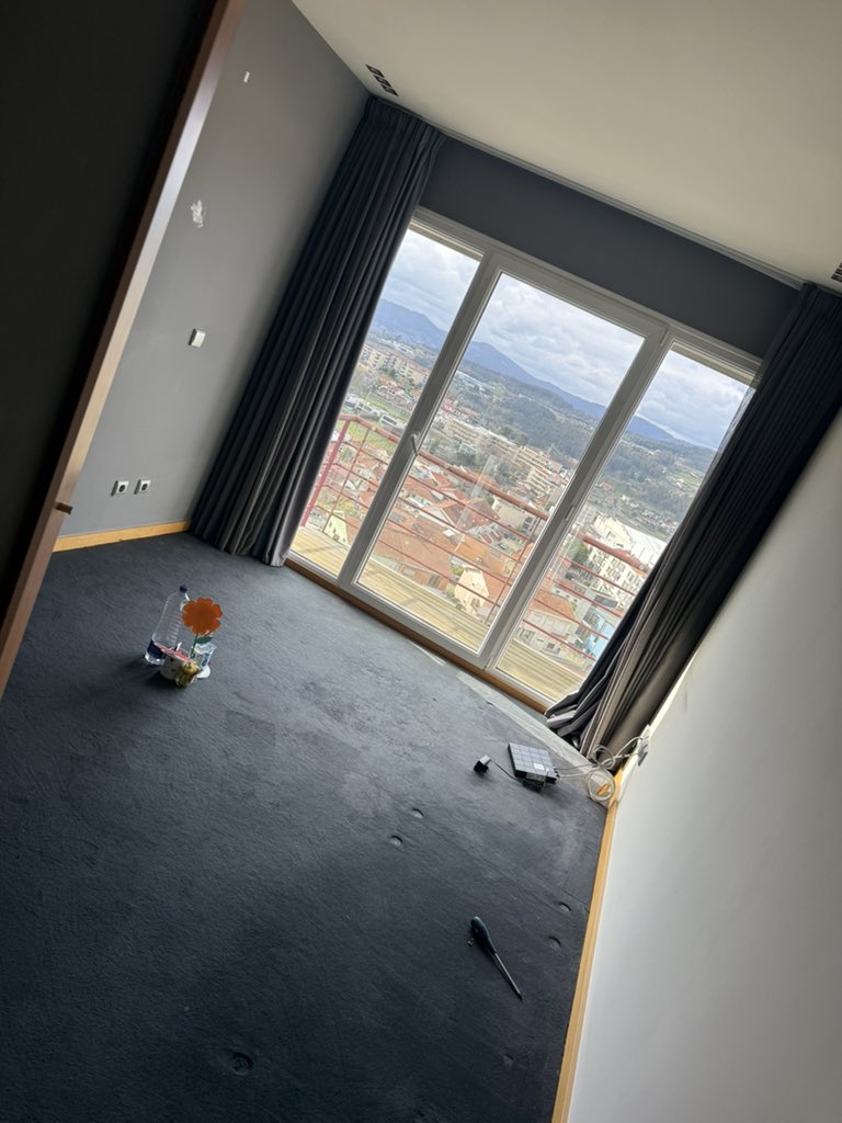 Mais de 8 anos neste escritório que terminam hoje. Pelo caminho tive o Junior, joguei pela melhor equipa do mundo e voltei para Portugal onde sempre acreditei ser possível fazer mais. Nos últimos anos mais focado na stream, talvez o 🧓 ainda tenha um gás final para vos animar! ❤️