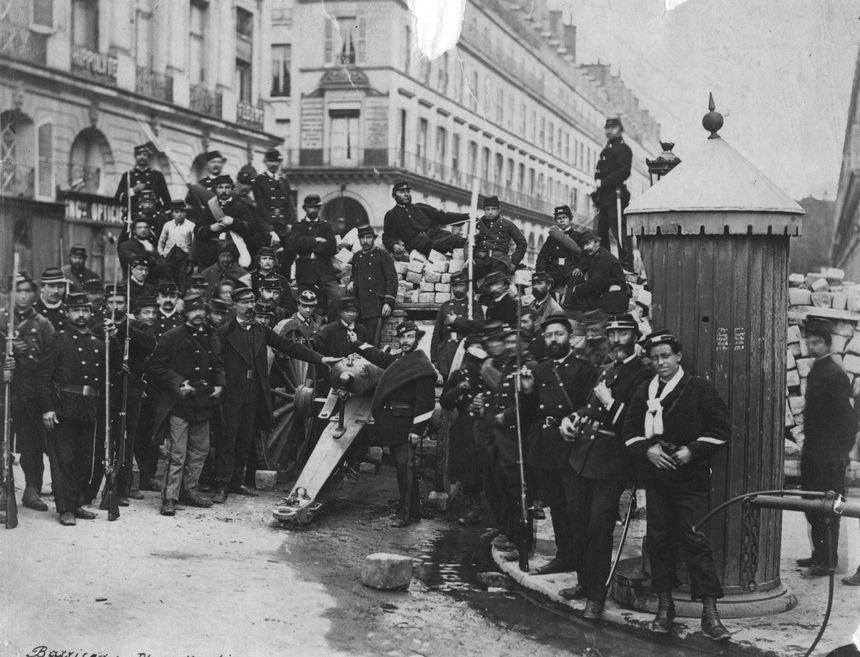 LnFranco71's tweet image. 18 mars 1871 - début de l’insurrection qui débouchera sur la #Commune de Paris. D’abord mvt patriotique, la Commune va se muer en puissant mvt d’émancipation pol et sociale. Écrasée dans le sang 2 mois + tard seulement, la Commune reste pour cette raison ds la mémoire populaire.