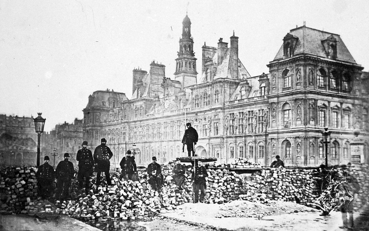 LnFranco71's tweet image. 18 mars 1871 - début de l’insurrection qui débouchera sur la #Commune de Paris. D’abord mvt patriotique, la Commune va se muer en puissant mvt d’émancipation pol et sociale. Écrasée dans le sang 2 mois + tard seulement, la Commune reste pour cette raison ds la mémoire populaire.