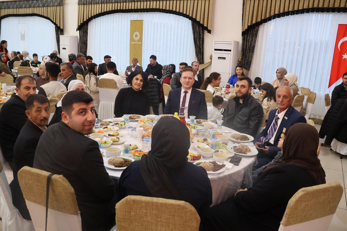 mehmetsadikilic's tweet image. Valiliğimiz ve Büyük Şehir Belediye Başkanlığı koordinesinde 18 Mart Çanakkale Zaferi ve Şehitleri Anma Günü dolayısıyla düzenlenen iftara ilçemizde ikamet eden şehit ailelerimiz, gazilerimiz ve yakınları ile birlikte katılım sağladık. #Mardin #Yeşilli
