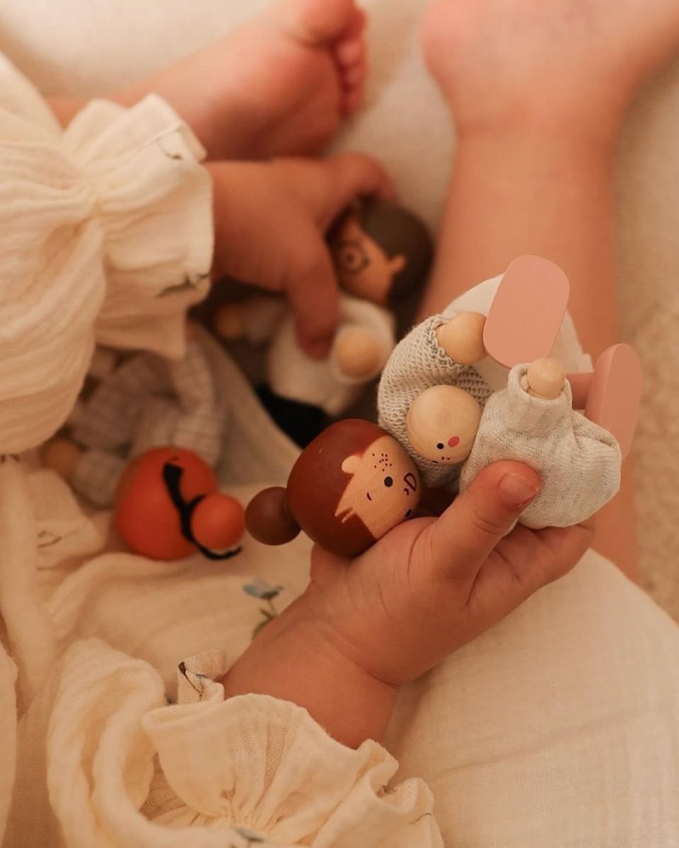 Meet the new neighbours 🏡✨ This doll family is ready to move into their dream home! With 7 highly detailed, poseable dolls including parents, grandparents, kids and a baby with a carrier 🧸

#dollfamily #play #woodentoys #dollhouse #imagination #toy #roleplay

📸 @kozlowskie_