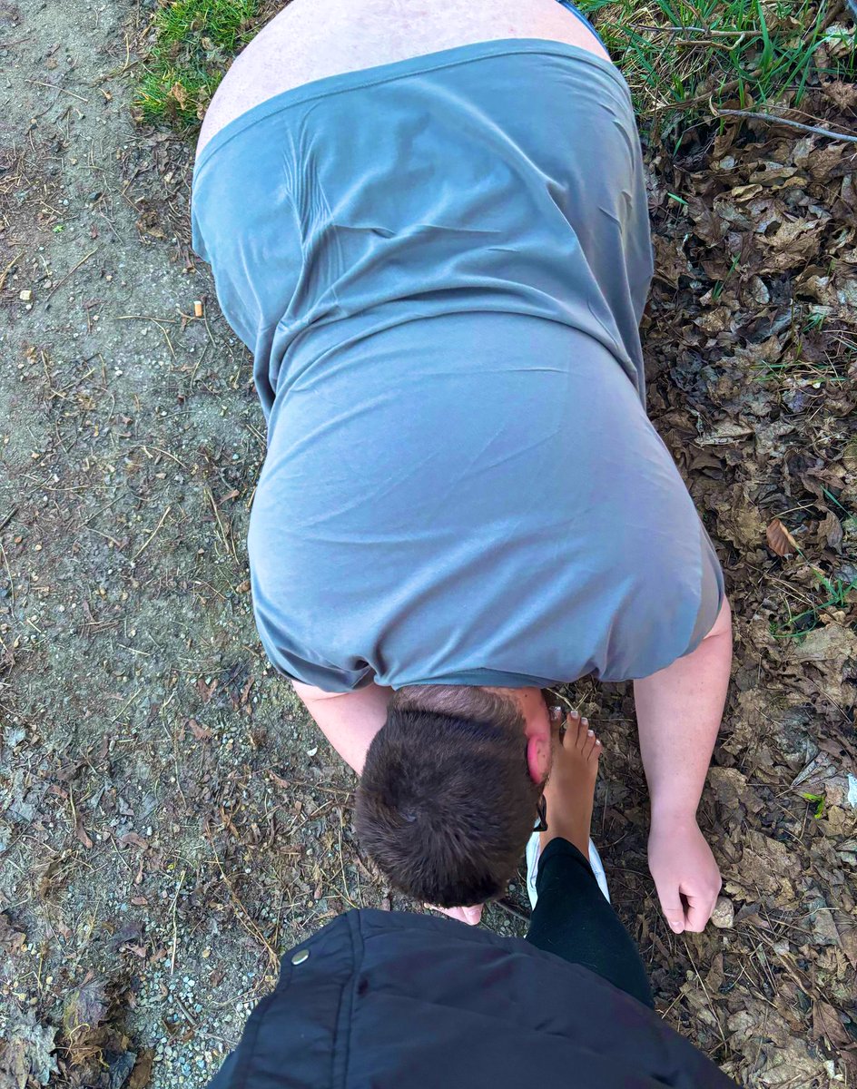 Brav auf allen vieren😌
Der Köter hat zum Abschluss meine Spucke von meinen göttlichen Füßen sauber geleckt und kriegt nicht genug davon! 
Welcher Köter will auf allen vieren meine Füße bewundern😈