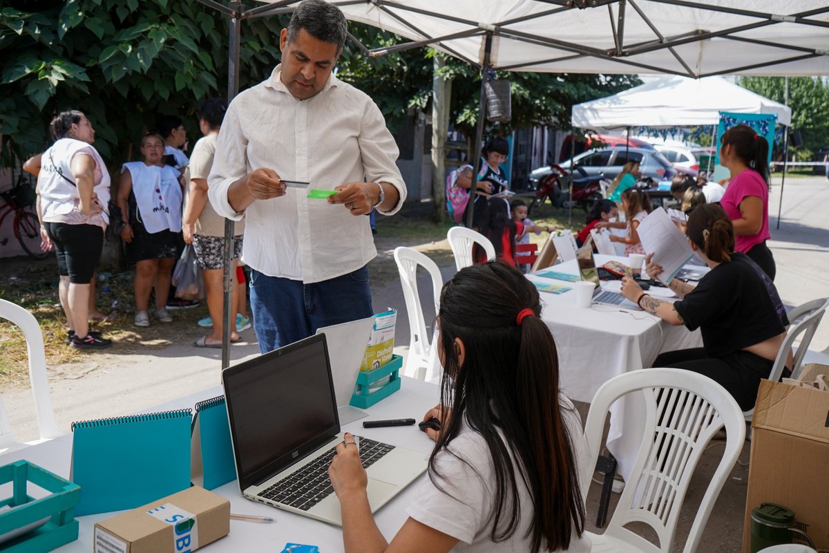 Andreswatsonok's tweet photo. OPERATIVO INTEGRAL EN BARRIO INFICO
El #EstadoPresente sigue trabajando para que cada vecino y vecina de Florencio Varela acceda a los servicios que necesita. En el barrio #Infico, brindamos atención en salud, trámites y más. https://t.co/JRO9OcebQi