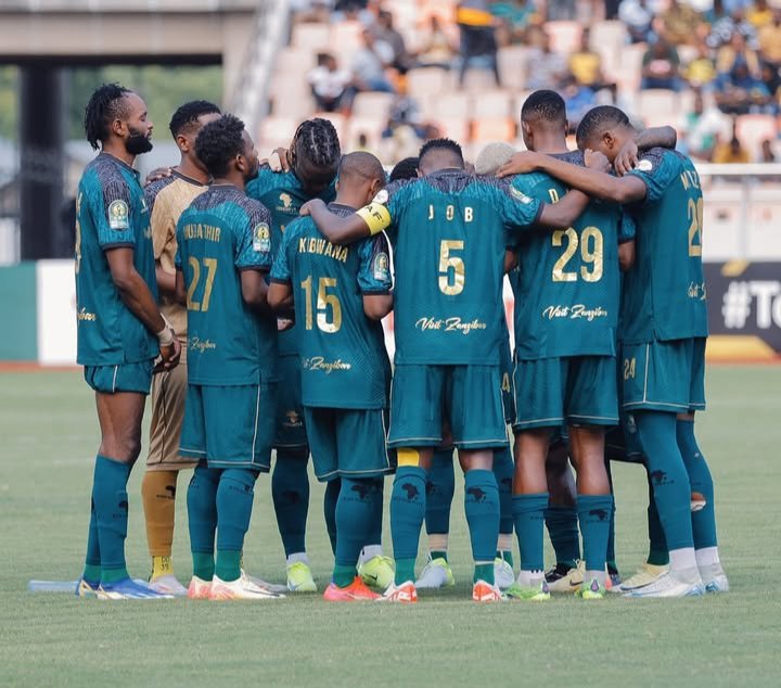 BmMwakalobo's tweet photo. Mkumbusheni #Karia Anaezani anawaongoza kondoo katika mpira Tanzania hii yangasc alitoa kadi za uwanachama kitambo sana na Kwa Vigogo wa nchi zaidi yake
1. #Julias_Nyerere
2.mzee #Karume
3.Rais #Kaunda _ Zambia
Sasa yeye nani na wakuitisha Yanga Mkumbusheni Uraisi unamwisho https://t.co/JxZlDBs4A9