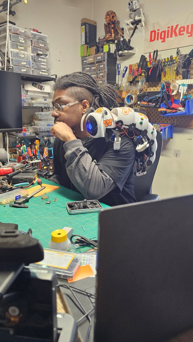 Odd_Jayy's tweet image. Hope everyone day is going well. Digit and I are programming today, so we will be just starting at a screen for hours #programing #robot