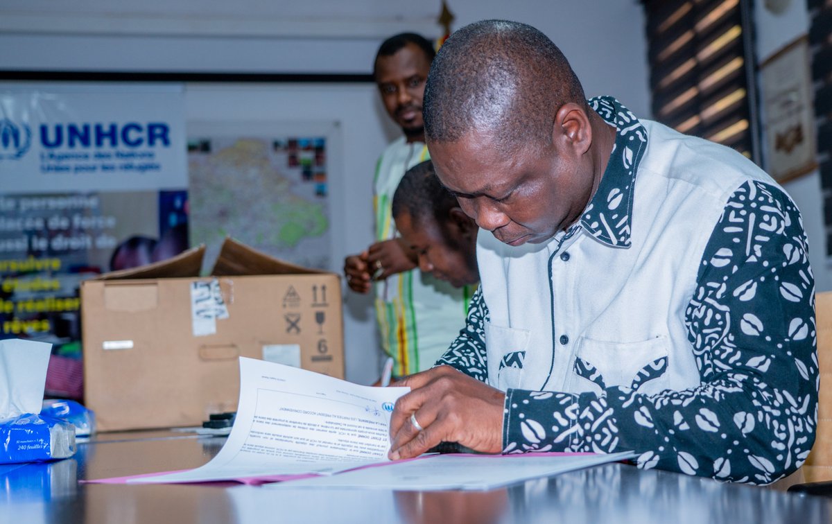 UNHCR_BF's tweet photo. Lutte contre l'#apatridie
Le HCR accompagne le processus de #digitalisation de l’état civil au Burkina Faso 🇧🇫 en remettant à la #DGMEC des outils et équipements destinés à l’archivage et à l'indexation des actes d’#étatcivil.
#iBelong
@statelessness
@UNHCRWestAfrica https://t.co/4BAfz3imvs