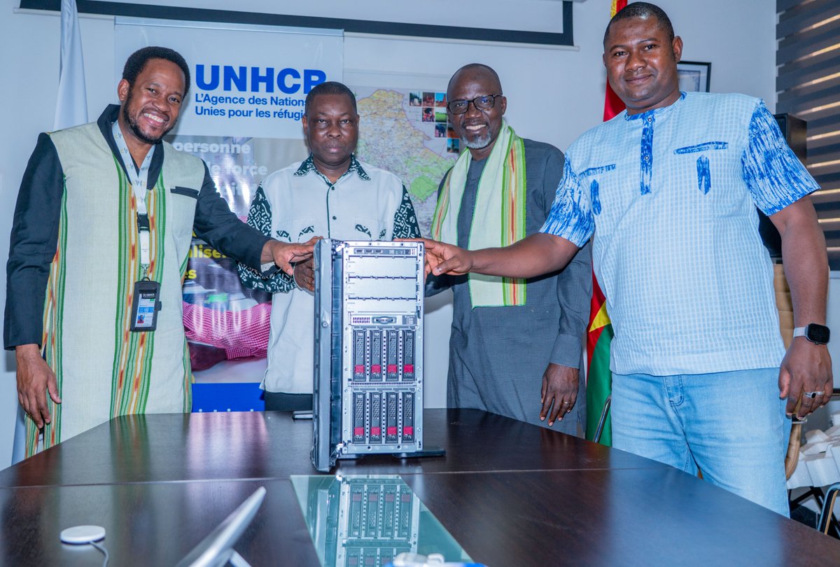 UNHCR_BF's tweet photo. Lutte contre l'#apatridie
Le HCR accompagne le processus de #digitalisation de l’état civil au Burkina Faso 🇧🇫 en remettant à la #DGMEC des outils et équipements destinés à l’archivage et à l'indexation des actes d’#étatcivil.
#iBelong
@statelessness
@UNHCRWestAfrica https://t.co/4BAfz3imvs