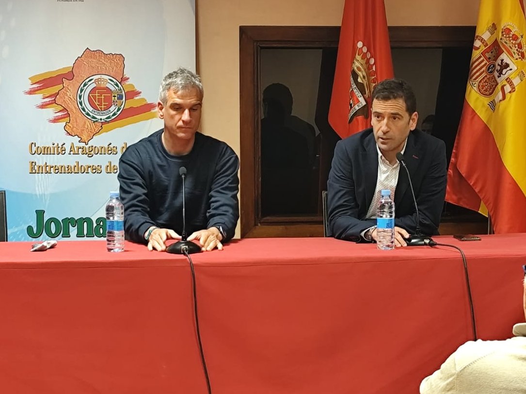 Real Federación Aragonesa Fútbol (@futbolaragon) on Twitter photo #RFAF 𝗘𝗡𝗧𝗥𝗘𝗡𝗔𝗗𝗢𝗥𝗘𝗦 I JORNADAS
🔘Javier Lerga realiza una charla coloquio con Raúl Martínez, director de la <a href="/escuelaefaf/">Esc.Entrenadores FAF</a>, como moderador en las Jornadas de Actualización y Reciclaje organizadas por <a href="/caedefutbol/">Comité Aragonés Entrenadores de Fútbol</a> en Jaca.
<a href="/EntrenadorRFEF/">Comité de Entrenadores RFEF</a> #RFAF 𝗘𝗡𝗧𝗥𝗘𝗡𝗔𝗗𝗢𝗥𝗘𝗦 I JORNADAS
🔘Javier Lerga realiza una charla coloquio con Raúl Martínez, director de la <a href="/escuelaefaf/">Esc.Entrenadores FAF</a>, como moderador en las Jornadas de Actualización y Reciclaje organizadas por <a href="/caedefutbol/">Comité Aragonés Entrenadores de Fútbol</a> en Jaca.
<a href="/EntrenadorRFEF/">Comité de Entrenadores RFEF</a>