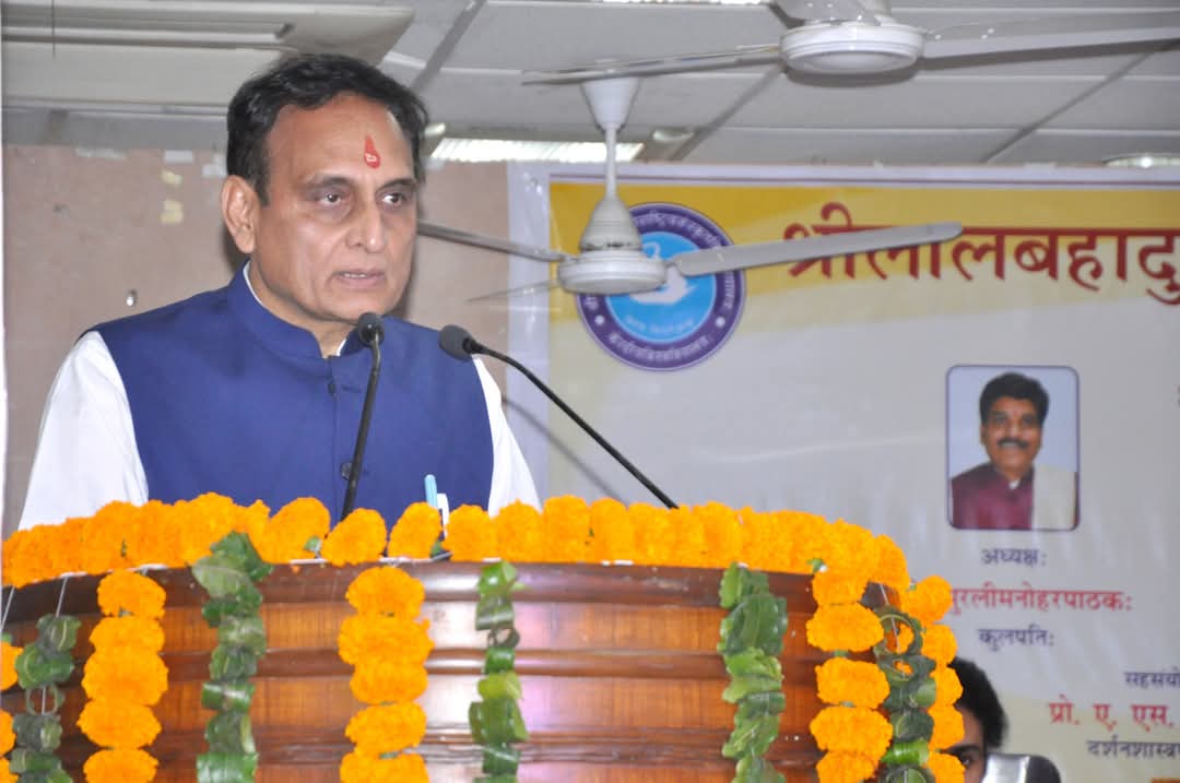 slbsnsu's tweet photo. 18.03.25 को @slbsnsu में आयोजित त्रिदिवसीय भारतीय ज्ञान परंपरा शिक्षा नीति विषय पर आधारित राष्ट्रीय संगोष्ठी के उद्घाटन सत्र में मुख्य अतिथि के रूप में उपस्थित पूर्व राज्यसभा सांसद
@RakeshSinha01 जी ने भारतीय ज्ञान परम्परा की विशेषताओं पर प्रकाश डाला।

https://t.co/ED7wcmvAVY https://t.co/vOzcoiJVwY