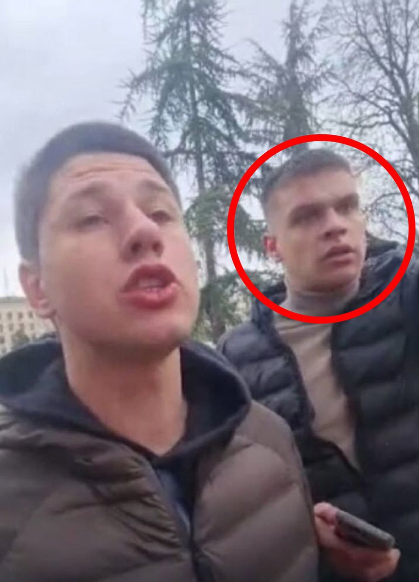 Učinimo poznatim pomoćnika glavnog ćacija:

Milutina Mijovića. 

Nije završio ni srednju školu redovno (verovatno još uvek ni vanredno), a glumi studenta u Pionirskom parku.