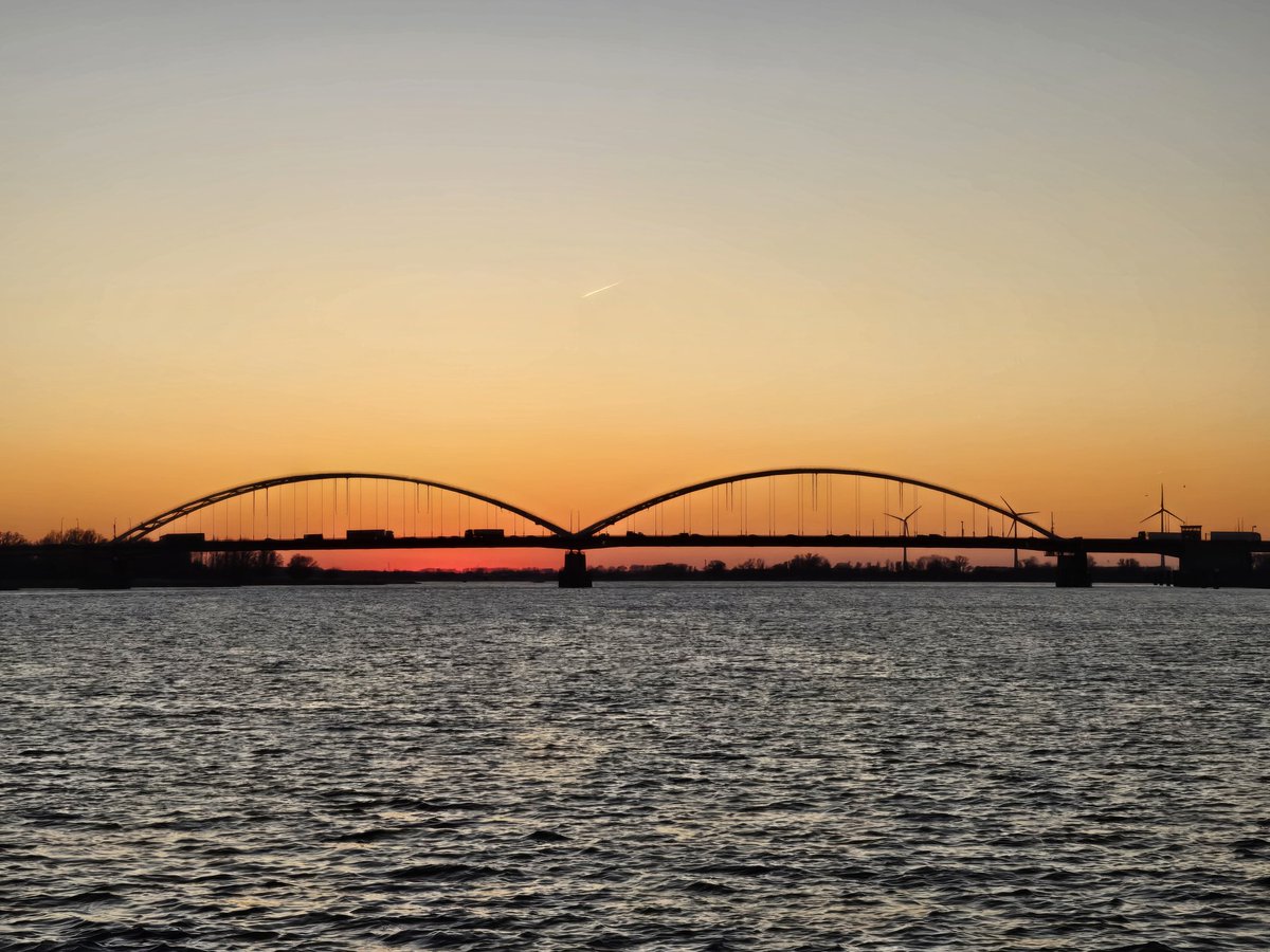 Weer een prachtige avond op het water!! Weten jullie welke brug dit is?? Laat het weten.