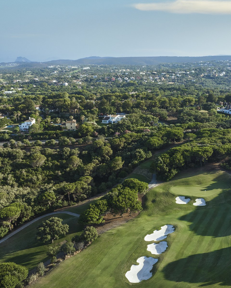 La Reserva Club in Sotogrande offers an unparalleled golfing experience in an exclusive setting. With immaculate fairways, perfectly maintained greens, and a unique atmosphere, it is the ideal destination for golf lovers.