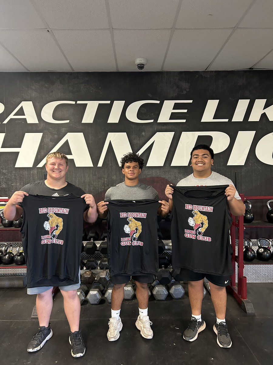 RedMtnFootball's tweet photo. Welcome to the 1,000lb club! #gunclub #squat #bench #cleans https://t.co/EhPBBS9U7q
