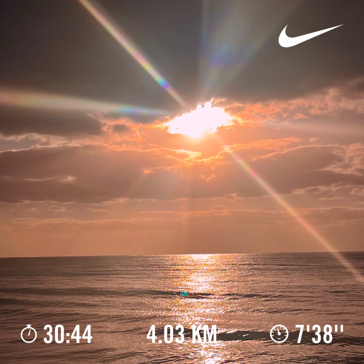 Endorphjunkie's tweet photo. Hoy si hubo paseo por la 5a. Av. fresca mañana y el mar una piscina; corrí 4.03 km + pushups + pullups + fierros callejeros + nadada caribeña #oldschool #endorphinejunkie #horafeliz #paquete https://t.co/ZcaLcKjWHw