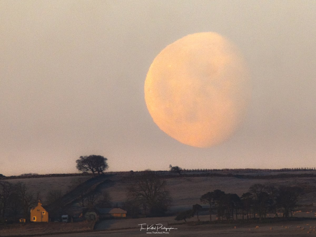 TheKiltedPhoto's tweet photo. Something a bit different for me, this mornings moonset in Stirling. π·
#Scotland #Stirling #Moon #Moonset #largemoon #visitscotland #StirlingAlive #TheKiltedPhoto #TheKiltedPhotographer https://t.co/RefIHF1aqt