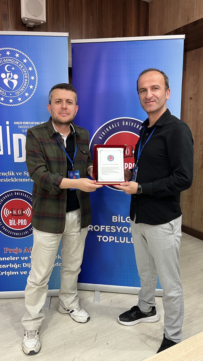 Bilgiprof_'s tweet photo. “Bilgi Profesyonelleri Topluluğu olarak, ÜNİDES projemizin üçüncü etkinliğinde ‘Yapay Zekâ Uygulamaları ve Araçları Atölyesi’ni Uzman Ayhan Bozkurt’un katılımıyla gerçekleştirildi.
#bilgiprofesyonelleri #kütüphane #bilgivebelgeyönetimi #öğrencitoplulukları #Yapayzeka #genclikspor https://t.co/7iFVy8GOTx