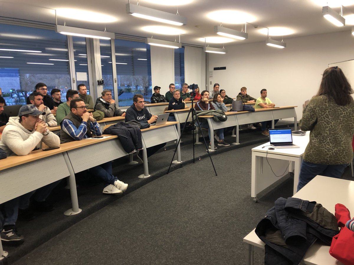 En la meetup #WordPress #Granada con <a href="/SacJaiRom/">Sacra Jáimez</a> conociendo su visión de negocios digitales gracias a <a href="/WPGranada/">WordPress Granada</a> #WPGranada