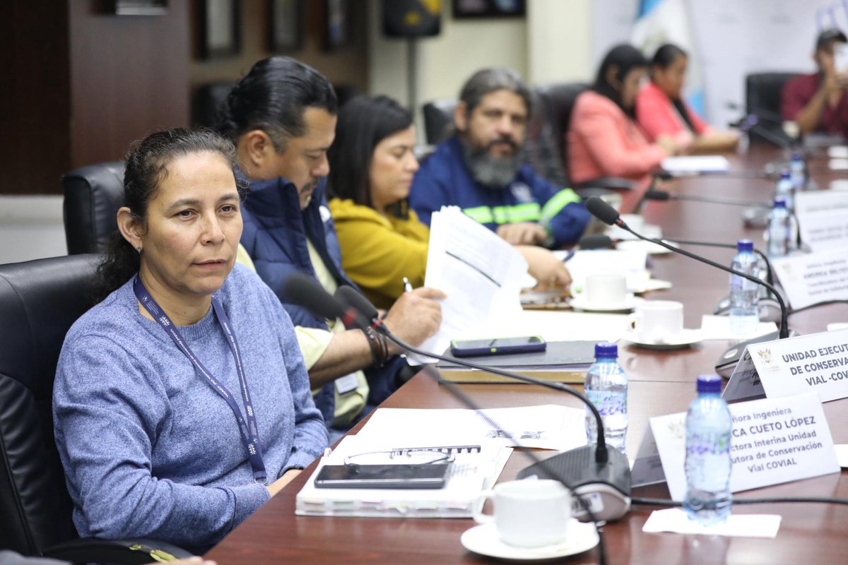 CongresoGuate's tweet photo. El diputado Edín de Jesús Mejía @EdindeJesus -Viva- se reunió con autoridades del -CIV-, para continuar con una mesa de trabajo que busca mejoras a la red vial de Petén. Específicamente obras como el libramiento de Sayaxché y los puentes sobre el arroyo Petexbatún y el río Subín. https://t.co/0IDi2vEULz