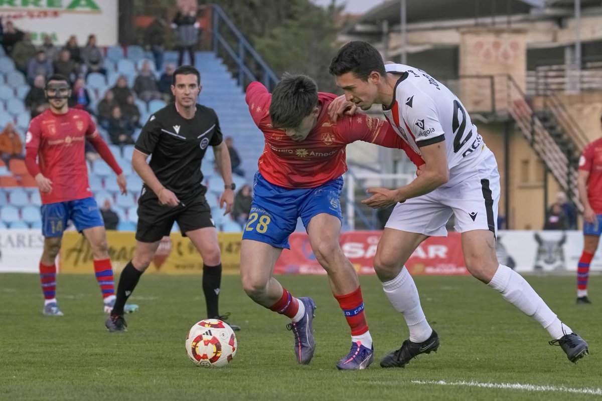 Javi Bueno jugó el domingo frente a la UD Logroñés con mascara para protegerse el tabique nasal💪💪💪

#ciudadrojilla