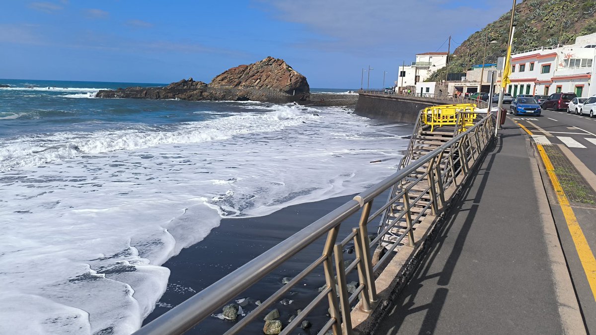 PoliciaLocalSC's tweet image. Seguimos trabajando y haciendo que se respeten las normas preventivas dictadas tras la activación #PEMU de @santacruz_ayto en situación de #Alerta por #FenómenosCosteros @112canarias @CECOPALSC