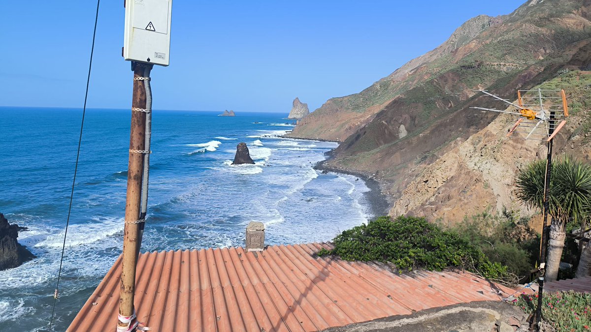 PoliciaLocalSC's tweet image. Seguimos trabajando y haciendo que se respeten las normas preventivas dictadas tras la activación #PEMU de @santacruz_ayto en situación de #Alerta por #FenómenosCosteros @112canarias @CECOPALSC