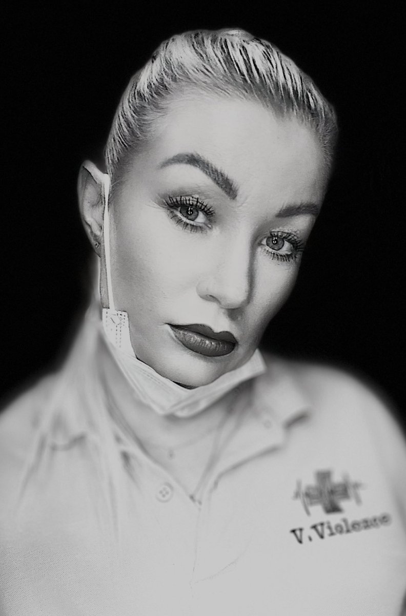 Die Kombination aus Kompetenz, Fürsorge und Autorität hat eine ganz besondere Anziehungskraft. 

#sexydoctor #hotdoctor #medfet #medicalfetish #doktorspiele #klinik #klinikfetisch #domina #dominatrix #mistress #femdom #domination