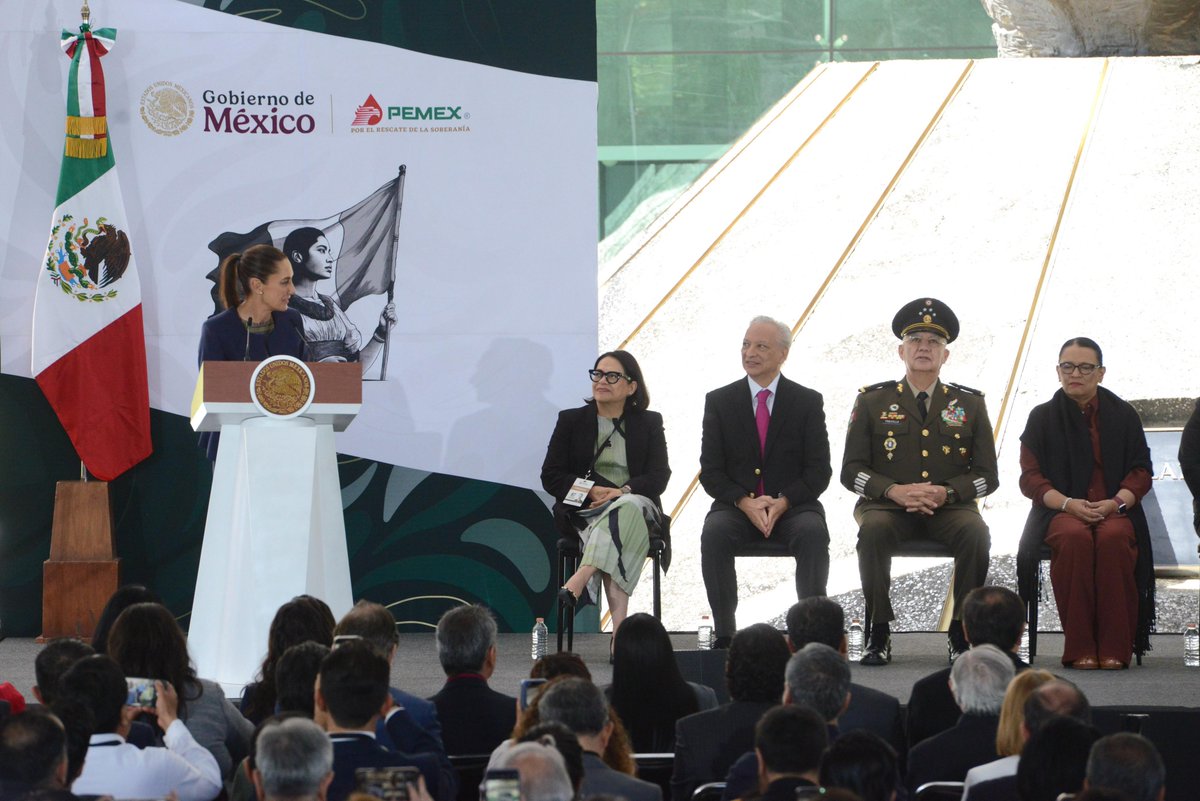 CFEmx's tweet image. La presidenta @Claudiashein firmó hoy, en el aniversario de la expropiación petrolera, los decretos de nuevas leyes y reformas destinadas a fortalecer a las empresas públicas del Estado en el sector energético, @Pemex y la CFE. 

Entre los instrumentos legales firmados se…