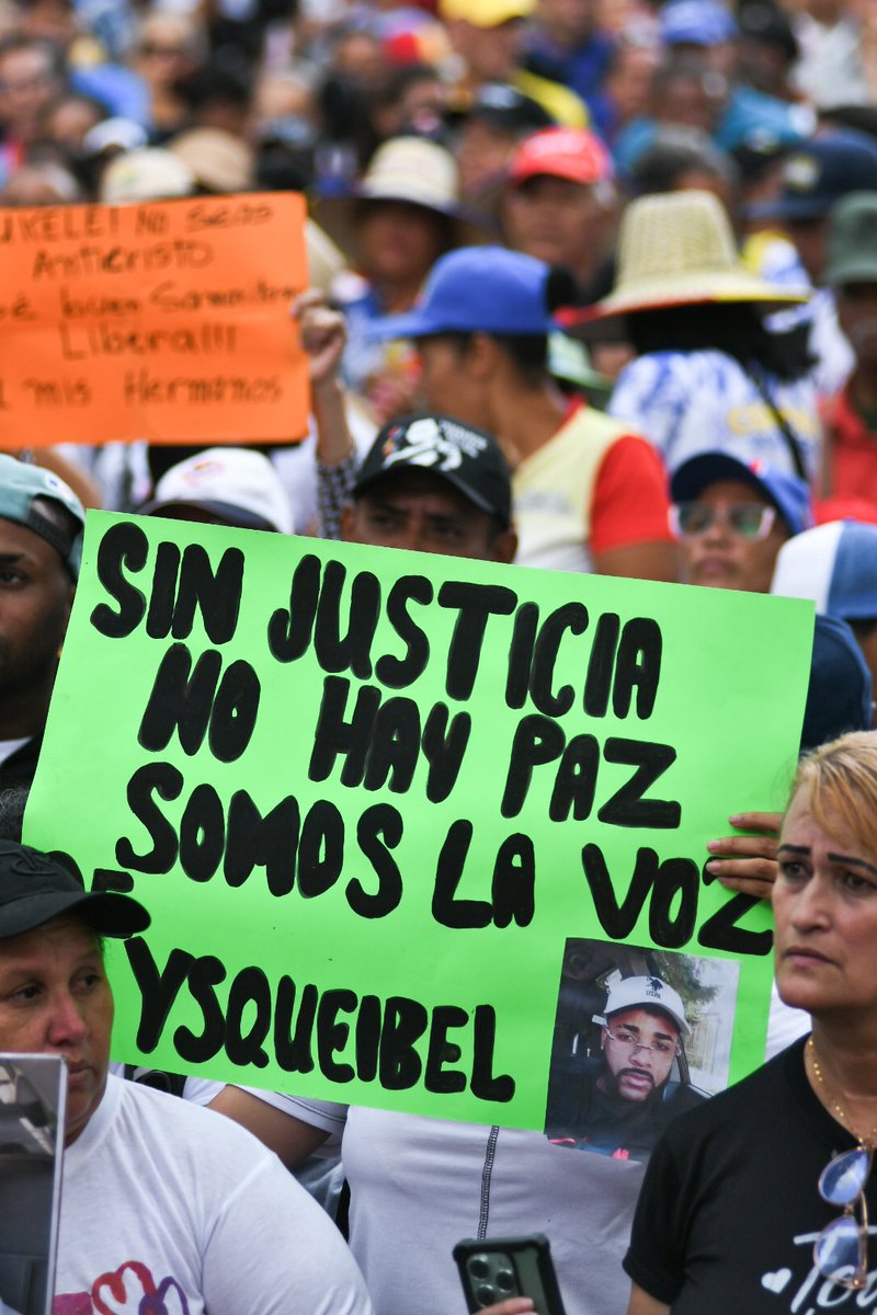 PartidoPSUV's tweet photo. ¡Máxima unidad nacional!

Pueblo en la calle expresa su rechazo ante la cruel campaña de Estados Unidos que tiene como fin amedrentar, perseguir e intimidar a los venezolanos en el mundo. 

Denunciamos ante el mundo el carácter criminal del Decreto del imperialismo norteamericano.

¡Basta ya!

#Venezuela #migrantes