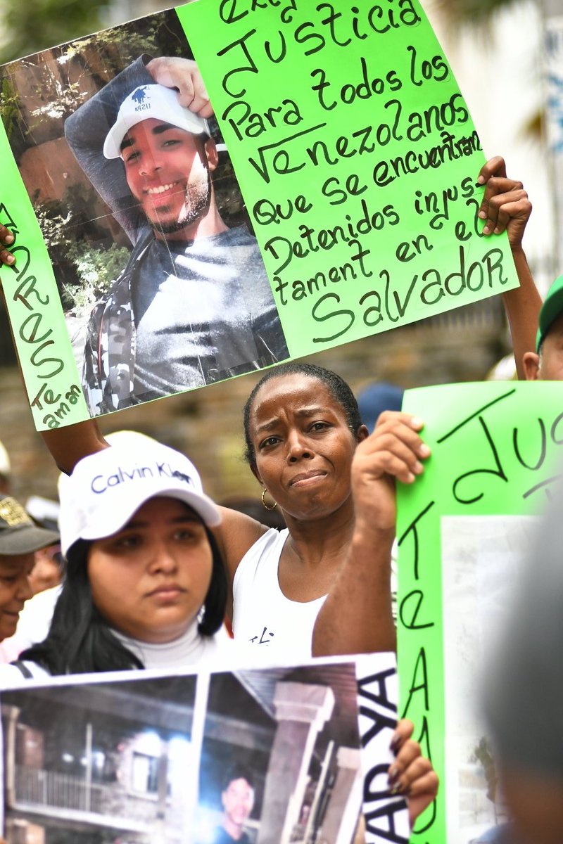 PartidoPSUV's tweet photo. ¡Máxima unidad nacional!

Pueblo en la calle expresa su rechazo ante la cruel campaña de Estados Unidos que tiene como fin amedrentar, perseguir e intimidar a los venezolanos en el mundo. 

Denunciamos ante el mundo el carácter criminal del Decreto del imperialismo norteamericano.

¡Basta ya!

#Venezuela #migrantes