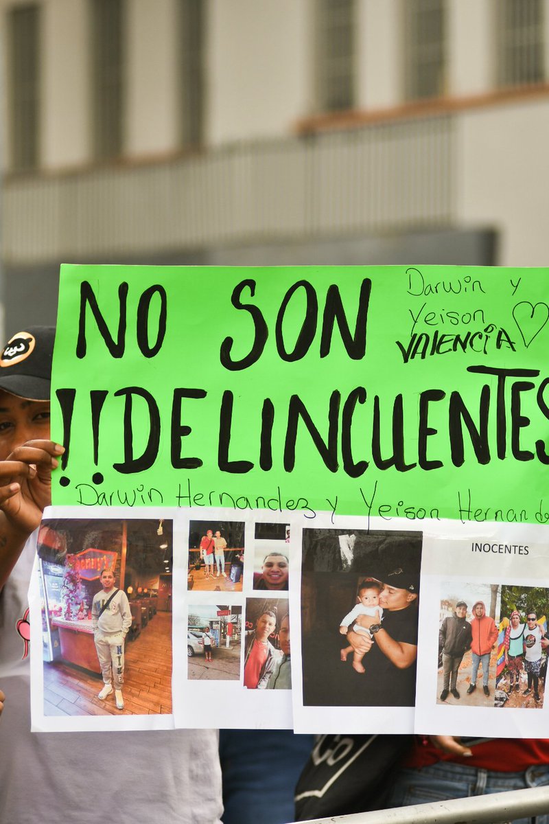 PartidoPSUV's tweet photo. ¡Máxima unidad nacional!

Pueblo en la calle expresa su rechazo ante la cruel campaña de Estados Unidos que tiene como fin amedrentar, perseguir e intimidar a los venezolanos en el mundo. 

Denunciamos ante el mundo el carácter criminal del Decreto del imperialismo norteamericano.

¡Basta ya!

#Venezuela #migrantes