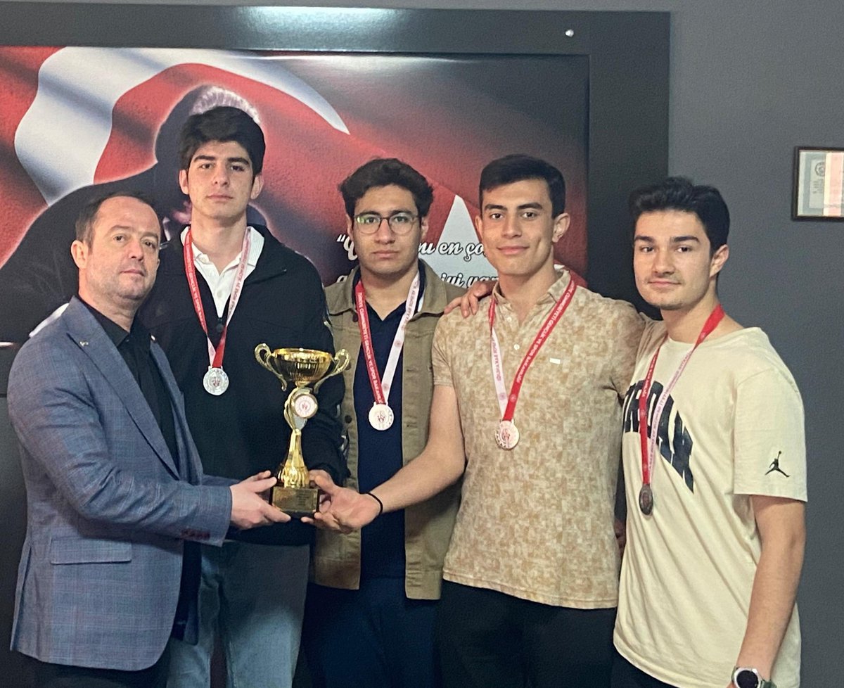 fen_cemil's tweet photo. @GSB_Elazig ve @Yesilay_Elazig il geneli düzenlemiş olduğu 3×3 basketbol müsabakalarında il ikincisi olduk. Takımımızı tebrik ederiz. #CMFL #VizyonerOkul
@mehmetyigitmem
@harungunduz23
@muratbalta06
@elazigmem
@OBirtekocak https://t.co/ARCpTmh2gu
